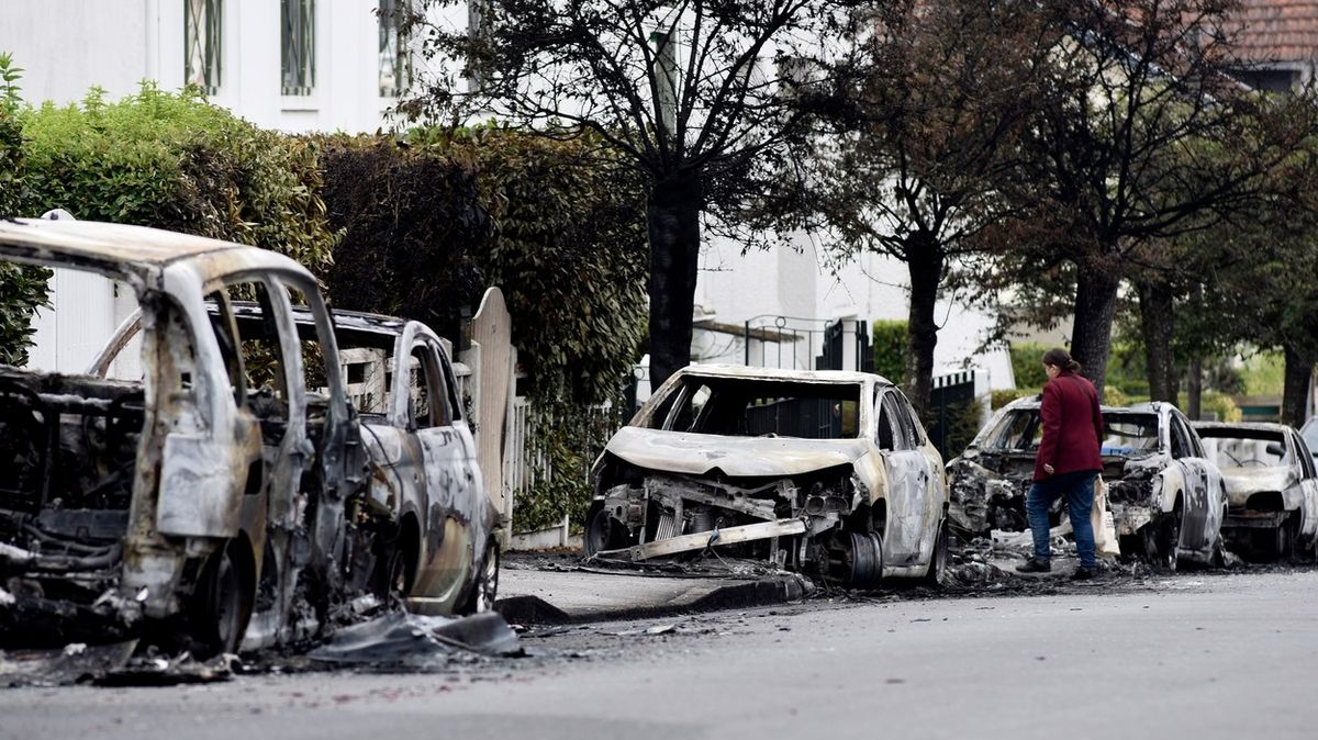 Běžce ve Francii podezírají, že zapálil 900 aut